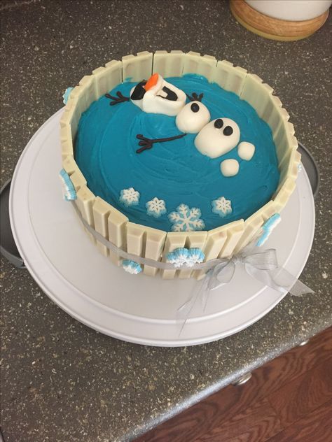 Frozen Olaf birthday cake Olaf Cake Ideas, Disney Cakes Easy, Olaf Cupcake Cake, Snowman Desserts, Olaf Birthday Cake, Olaf Birthday Party, Swimming Cake, Pastel Frozen, Olaf Birthday