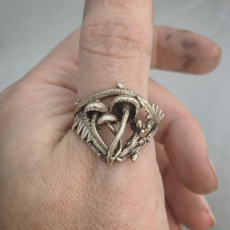 Mushroom Ring, Estilo Indie, Gold Anniversary Rings, Indie Jewelry, Metal Clay Jewelry, Magical Jewelry, Gold Anniversary, Dope Jewelry, Funky Jewelry