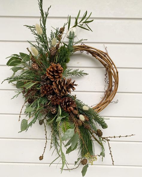 Live Plant Wreath, Winter Wreaths For Front Door Diy Simple, Wreath With Feathers, Christmas Wreath Designs, Farmhouse Wreaths, Natural Christmas Decor, Door Wreaths Diy, Winter Wreaths, Country Christmas Decorations