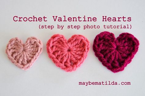 Step-by-step tutorial to crochet these sweet little hearts Heart Shape Crochet, Crocheted Hearts, Hearts Crochet, Crochet Valentine, Crochet Hearts, Valentines Crochet, Valentine Hearts, Crochet Diy, Crochet Heart