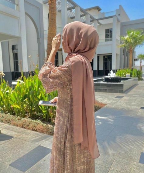 Absolutely love this Abaya 🤧😍 #niqabi #niqab #khimar #hijab #hijabi #hijabfashion #hijabstyle #hijaboutfit #hijabinspiration #muslim #muslimah #muslimahfashion #modesty #modeststyle #jilbab #fashion #islam #islamabad Wallpaper For Whatsapp, Hijab Dp, Ramzan Mubarak, Hijab Style Tutorial, Simply Dress, Muslim Fashion Hijab Outfits, Desi Fashion Casual, Dp Images, Pakistani Fancy Dresses