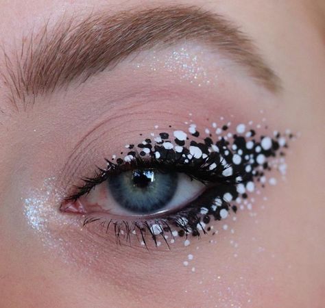 Polka Dot Eyeliner, Polka Dot Eye Makeup, Polka Dot Makeup, White Eyeliner Looks, Editorial Make-up, White Eye Makeup, Halloweenský Makeup, Black And White Makeup, Make Up Designs