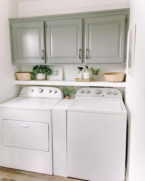 Not all laundry rooms are big and spacious. Today I want to show you some inspiring small laundry room ideas with a top loading washer. Washer Room Ideas Small Spaces, Small Laundry Room Ideas With Top Loader, Small Laundry Room Ideas Top Loaders, Laundry Room With Top Loader Ideas, Small Basement Laundry Room Ideas, Laundry Room Cabinet Organization, Laundry Room Countertop Ideas, Laundry Room Essentials, Laundy Room