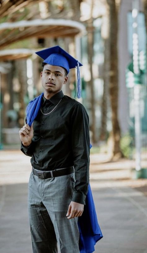 Male Graduation Pictures, Men Graduation Outfit, High School Graduation Pictures, Outfits For Guys, Cap And Gown Photos, Cap And Gown Pictures, Senior Photos Boys, College Graduation Photoshoot, College Graduation Pictures Poses