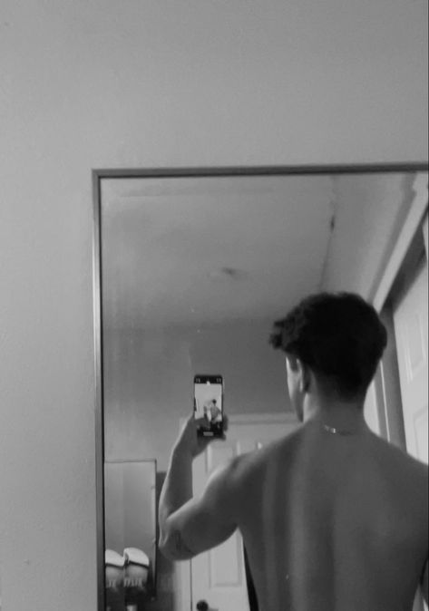 Black and white back to mirror selfie Men Mirror Selfie Aesthetic Dark, Shower Mirror Selfie Men, Back Pics Mirror, Mirror Pose Ideas Men, Back Pose Mirror Selfie, Mirror Selfie Man Aesthetic, Mirrior Selfie Of A Boy, Back Mirror Pic Men, Snapchat Guys Selfies No Face