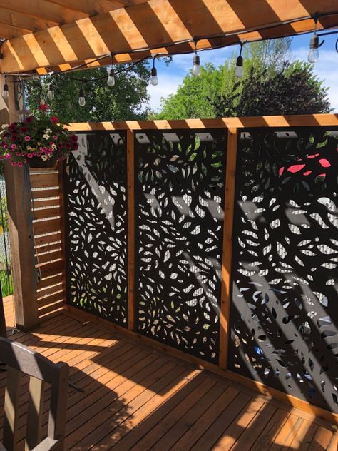 Spa Screening Ideas, Pool Deck Privacy Ideas, Diy Patio Privacy Ideas, Pergola With Privacy Screen, Decks With Privacy Walls, Privacy Deck Ideas, Porch Privacy Ideas, Patio Privacy Wall, Deck With Privacy