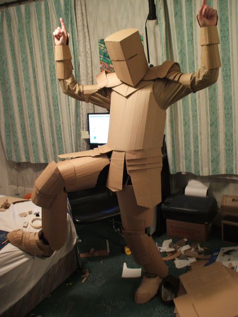 In 2008, from a nasty little bedsit in East London, I spent 2 weeks building a cardboard suit of armour - a pseduo-protective intervention for catalysing risk-experiences. This photoset documents it's construction. Diy Suit Of Armor, Cardboard Armour, Cosplay Armor Tutorial, Diy Knight Costume, Armor Tutorial, Cardboard Costume, Armadura Cosplay, Costume Armour, Knight Costume