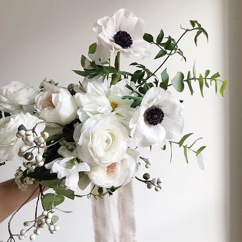 Amy McGee | Botanical Brouhaha в Instagram: «Get ready for some gorgeous neutral bouquets! This may be the first time I’ve ever curated a Sunday blog post. The tallow berries and…» Ranunculus Bouquet, Anemone Bouquet, Bridal Bouquet Peonies, Fall Wedding Color Palette, Winter Wedding Flowers, White Bridal Bouquet, White Wedding Flowers, Favorite Flowers, White Bouquet