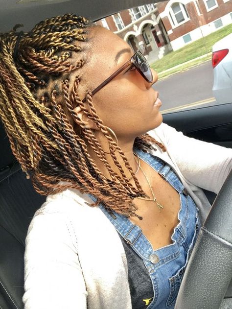 short Senegalese twist braids. gold or blonde twist hairstyles, they really display the color very well and help you stand out from the crowd. Short Senegalese Twist, Ombre Twist, Ghana Braids Hairstyles, Senegalese Twist Hairstyles, Cabello Afro Natural, Senegalese Twist Braids, Short Twists, Crochet Hairstyles, Twist Braid Hairstyles