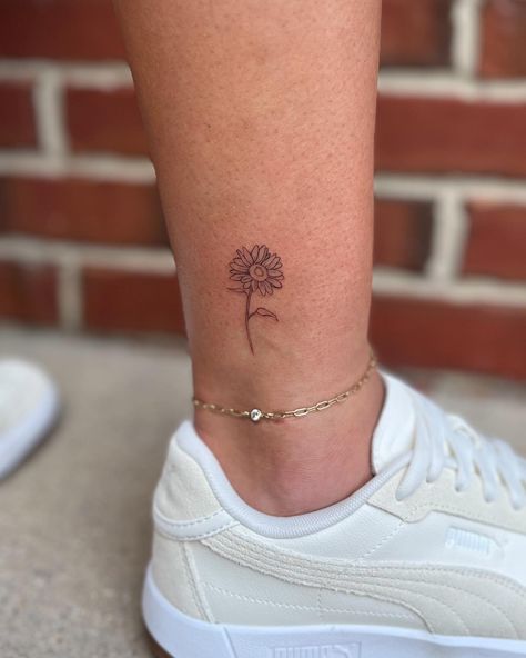 Baby sunflower 🌻 Sunflower Tattoo Ankle, Sunflower Fine Line Tattoo, Tiny Sunflower Tattoo, Dainty Sunflower Tattoo, Fine Line Sunflower Tattoo, Small Sunflower Tattoo, Baby Sunflower, Brown Tattoo, Tiny Tats