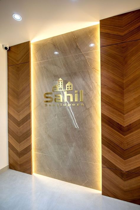 Lobi Design House, Modern Wall Paneling Office, Office Cabin Wall Design, Reception Wall Design Modern, Showroom Wall Design, Office Cabin Partition Design, Office Interior Design Wood, Office Wall Panel Design, Office Entrance Wall Design