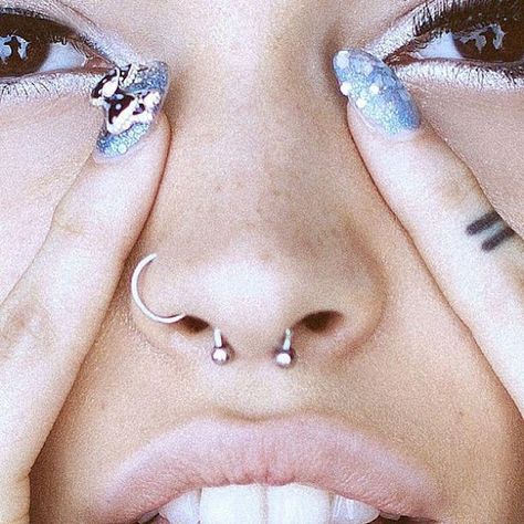 Piercing No Rosto, Piercing Nails, Bijoux Piercing Septum, Spiderbite Piercings, Orr Piercing, Piercing Nostril, Double Nose Piercing, Septum Piercing Jewelry, Nose Piercing Hoop