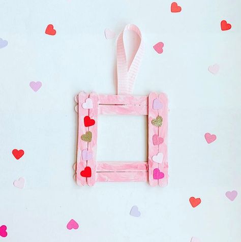 Popsicle Stick Frame, Polaroid Crafts, Crafts To Make At Home, Popsicle Stick Picture Frame, Photo Frame Crafts, Valentines Frames, Valentine's Day Crafts, Picture Frame Crafts, Valentine Picture