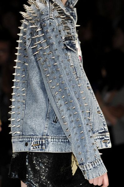 Spikes Fashion, Rock N Roll Style, Diy Jacket, Studded Jacket, Denim Diy, Creation Couture, Fashion Details, Punk Fashion, Diy Fashion