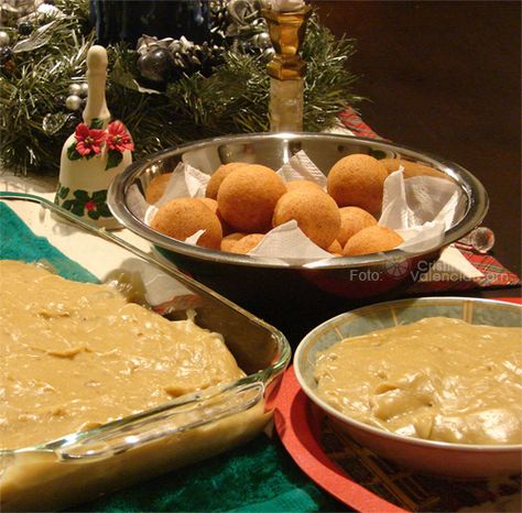 Postres de Navidad. Bunuelos and natilla Natilla Recipe, Colombian Cuisine, Colombian Food, World Recipes, Sweet Life, Christmas Dinner, Palak Paneer, Food Styling, Christmas Food