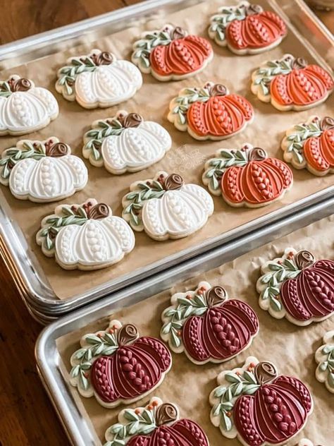 Thanksgiving Cookies Decorated, Pumpkin Cookies Decorated, Fall Decorated Cookies, Halloween Sugar Cookies Decorated, Pumpkin Sugar Cookies, Halloween Cookies Decorated, Royal Iced Cookies, Halloween Sugar Cookies, Sugar Cookie Royal Icing