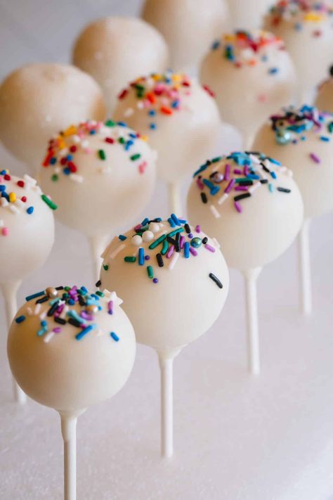 Cake Pops With Almond Bark, Blue Cake Pop Ideas, Cake Mix Cake Pops, Funfetti Cake Pops Recipe, Blueberry Cake Pops, Sprinkle Cake Pops, Cake Pop Icing, Easy Cake Pops, Funfetti Cake Pops