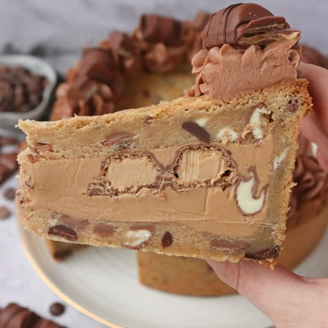 Kinder Bueno Cookie Pie Kinder Bueno Recipes, Hazelnut Cream Filling, Cookie Pies, Chocolate Chip Cookie Pie, Hazelnut Cream, Cake Slices, Desert Ideas, Cookie Cake Recipe, Cookies Pastry