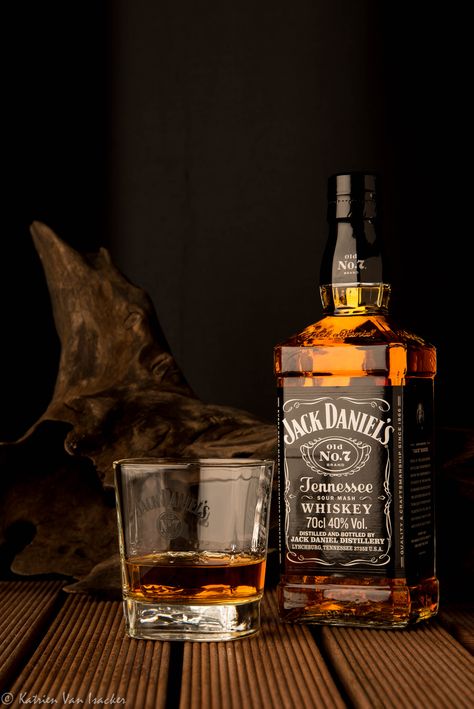 #photography #product #advertising #drinks #whiskey ©Katrien Van Isacker Scotch Whiskey Drinks, Scotch Whiskey Cocktails, Festa Jack Daniels, Jack Daniels Cocktails, Scotch Whiskey Glass, Whisky Jack Daniels, Whiskey Cocktails Easy, Whiskey Drinks Recipes, Whisky Jack