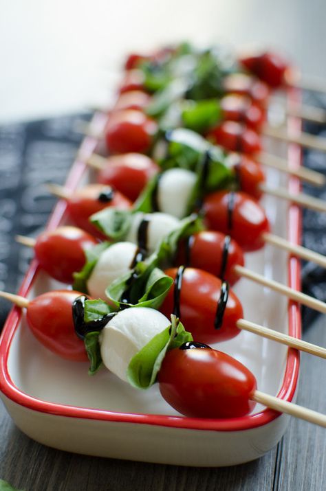 Caprese Salad Skewers with Balsamic Glaze Salad Skewers, Caprese Salad Skewers, Party Snacks Easy, Gluten Free Puff Pastry, Skewer Appetizers, Fancy Appetizers, Caprese Skewers, Chick Pea, Skewer Recipes