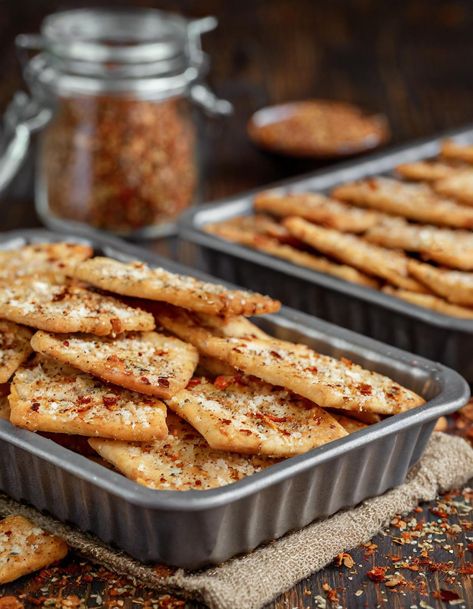 I love making 2 trays of these for guests, esp when its for game nights! Spicy Ranch Crackers Recipe, Ranch Crackers, Appetizers Easy Finger Food, Best Appetizer Recipes, Finger Foods Easy, Food Appetizers, Recipes Appetizers And Snacks, Cracker Recipes, Snack Attack