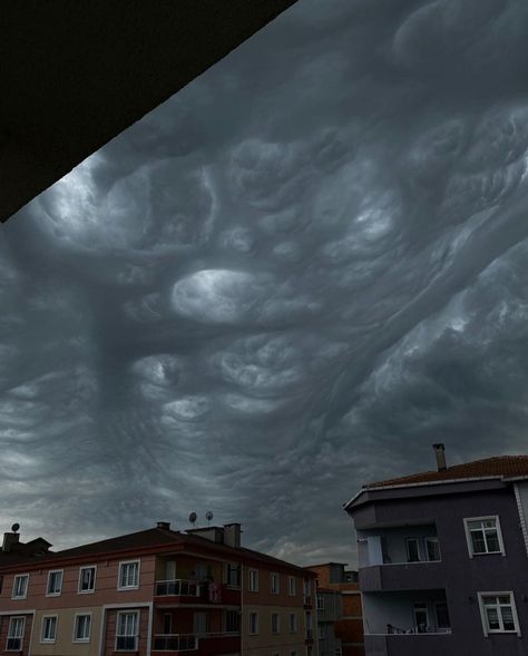 Photo Ciel, Mammatus Clouds, Head In The Clouds, Atmospheric Phenomenon, Cosmic Horror, Fantasy Aesthetic, Sioux Falls, In The Clouds, Great Night