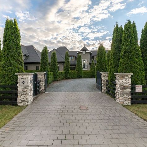 Private Gated Driveway Entrance, Luxury Driveway, Estate Gates, Mansion Exterior, Driveway Entrance, Front Gate Design, Modern Barn House, Dream Life House, Front Gates