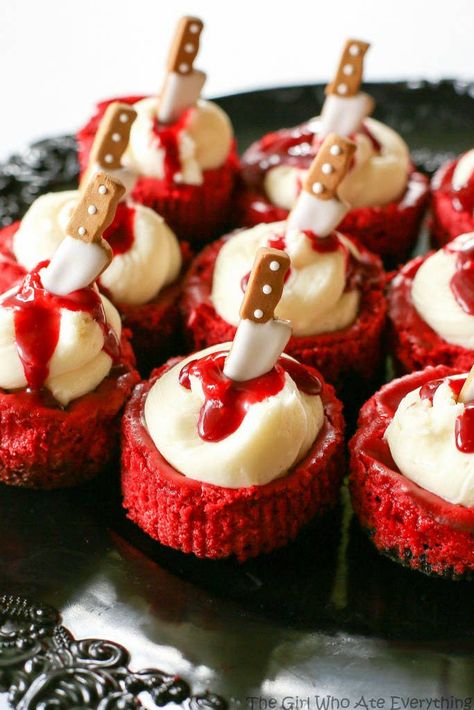 Vampire Deserts, Edible Blood, Halloween Baking Recipes, Halloween Cheesecake, Pasteles Halloween, Spooky Halloween Desserts, Halloween Deserts, Postres Halloween, The Girl Who Ate Everything