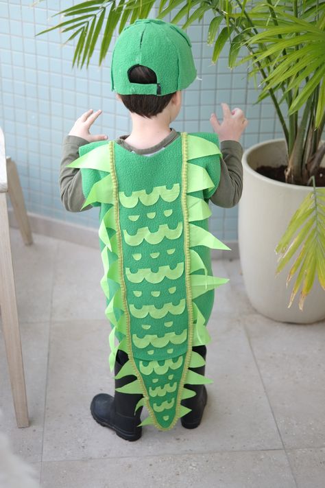 Crocodile costume diy Alligator Diy Costume, Diy Lizard Costume, Crocodile Hat Diy, Peter Pan Crocodile Costume, Lizard Costume Diy, Diy Alligator Costume, Crocodile Costume Diy, Recycled Costumes For Kids, Dyi Costume