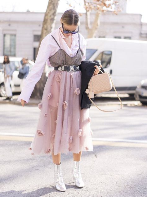 Best Street Style at Milan Fashion Week Fall 2017 | POPSUGAR Fashion Photo 30 Tule Rok, Walking Down The Street, Crazy Outfits, Popsugar Fashion, Weird Fashion, Looks Street Style, Dresses 2020, Street Style Inspiration, Mode Inspo