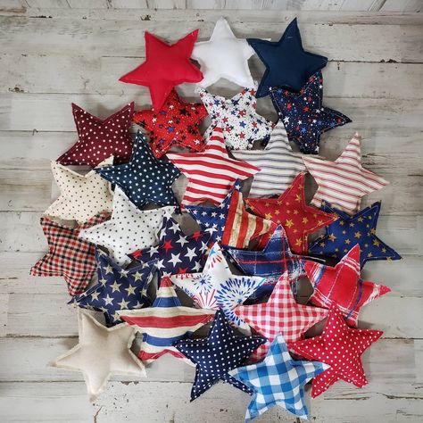 Patriotic Fabric Star Bowl Fillers / Patriotic Plush Stars / - Etsy Americana Party, Patriotic Decorations Diy, Fouth Of July Crafts, Jubilee Party, Memorial Day Decor, Fabric Star, Americana Crafts, Memorial Day Decorations, 4th July Crafts