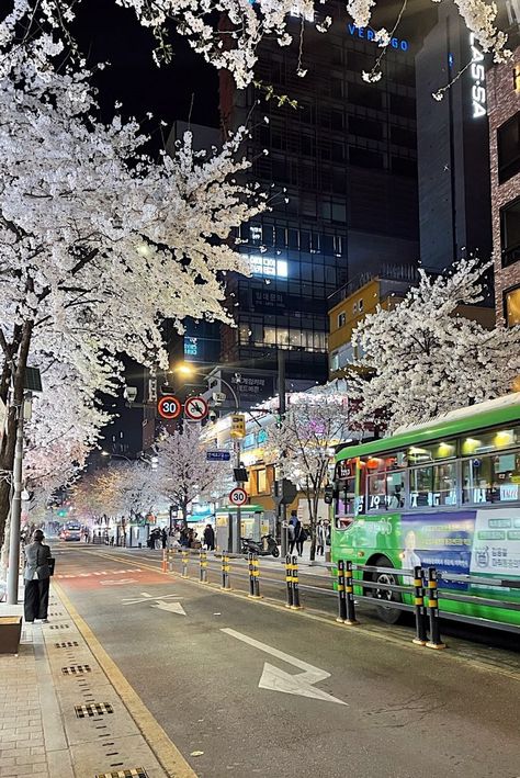 Korean Bus Stop Aesthetic, Korean Bus Stop, Korea Places Aesthetic, Home In Korea, School Best Friends, Seoul Korea Travel, Korean School, Friends Hanging Out, Living In Korea