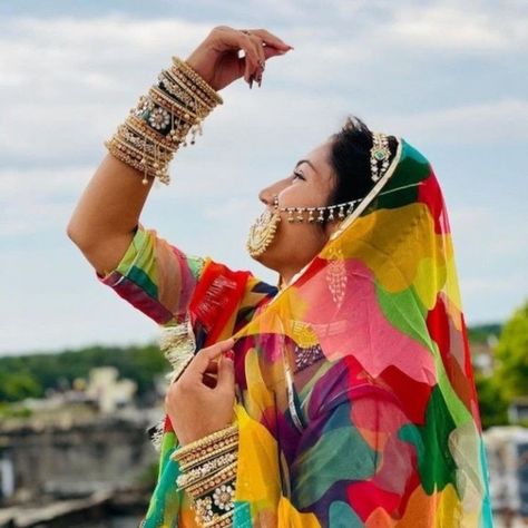 Marwadi Dress Pose, Rajputi Bride Poses, Rajsthani Poshak Poses, Rajasthani Dress Poses, Marvadi Poshak Poses, Photography Poses In Rajputi Poshak, Rajputi Bride Photoshoot, Rajputi Look Photoshoot, Rajputi Dress Pose