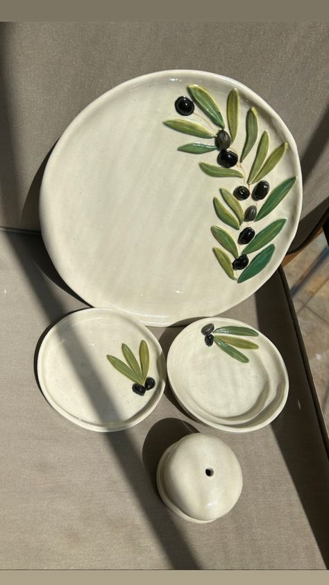 Avocado Pottery Painting, Pottery Olive Dish, Pottery Painting Ideas Minimalist, Olive Plate Ceramic, Minimal Pottery Painting, Olive Pottery Painting, Paint Pottery Bowl Ideas, Easy Painted Pottery Ideas, Painted Pottery Plates Ideas