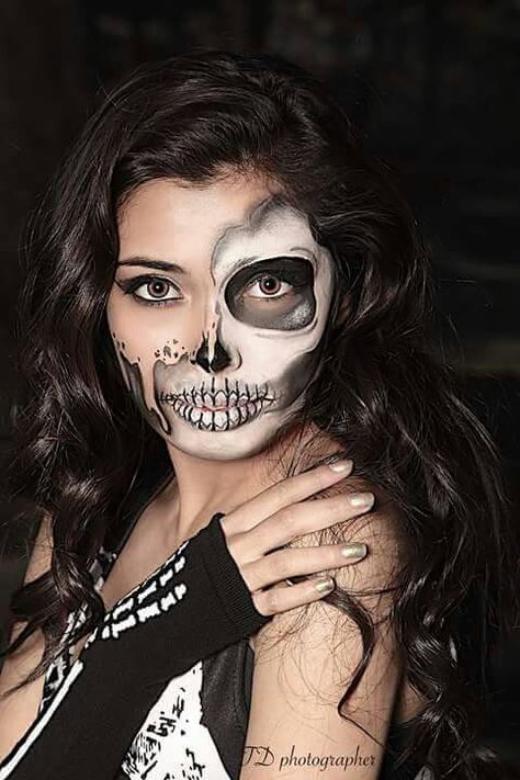 Half skeleton face face painting Skeleton Makeup Pretty Half Face, Skeleton Makeup Photoshoot, Painted Skeleton Face, Glam Skull Makeup Half Face, Halloween Skull Makeup Half Face, Skeleton Face Makeup Women, Halloween Skeleton Makeup Half Face, Skeleton Witch Makeup, Female Skeleton Makeup