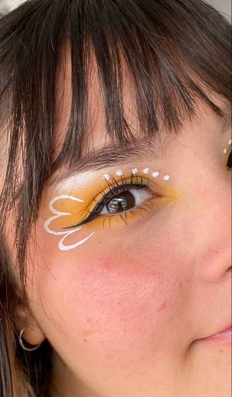 Easy Artsy Makeup Looks, Eyeliner Designs Creative, Eyeliner Grafico, Flower Eyeliner, Hippie Makeup, Makeup Ojos, Funky Makeup, Vampire Bride, Eyeliner Designs