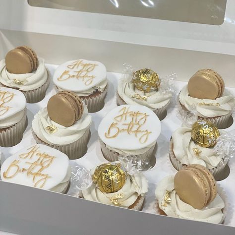 Cupcakes White Frosting, 21st Birthday White And Gold Theme, Birthday Themed Cupcakes, Golden Birthday Cupcake Ideas, Gold And White 18th Birthday Party, 18th Birthday White And Gold, White Gold Birthday Theme, White And Gold Birthday Cakes For Women, Golden Birthday Cupcakes