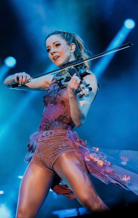 Lindsey Stirling Hair, Lindsey Stirling Outfits, Rock Violin, Lindsay Stirling, Lindsey Stirling Violin, Lindsey Sterling, Violin Photography, 90’s Outfits, Shiny Legs