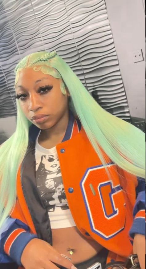 Pinby: aishaa🦋 💞 Colored Wigs Hairstyles, Exotic Wig Hairstyles, Frontal Hairstyles Ideas, Colored Lace Front Wigs, Green Wigs, Sew In Wig, Teenage Hairstyles, Glamour Hair, Curly Hair Drawing