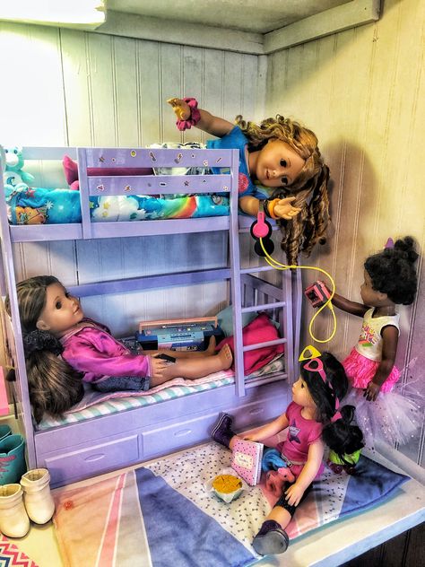 American Girl Courtney Moore Bedroom 1986 Doll Bedroom Aesthetic, American Girl Bedrooms, American Doll Play Area, Courtney Moore, American Room, Kit American Girl Doll, American Girl Doll Sets, Custom American Girl Dolls, American Girl Doll Bed Set