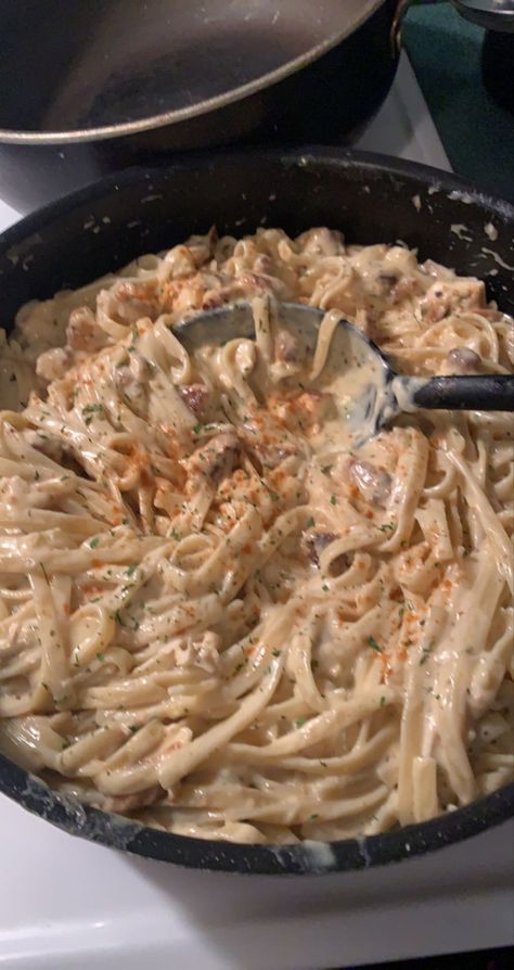 Chicken alferdo with home made alferdo sauce sprinkled with paprika and parsley Home Made Spaghetti, Korean Casual Outfits, Chicken Alfredo, Korean Casual, Pad Thai, Alfredo, Amazing Food, Parsley, Home Made