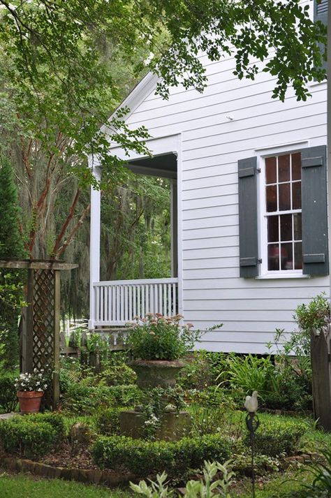 Close up of the ideal house... Cajun Cottage, Kawaii Interior, Louisiana House, Town House Architecture, Creole Cottage, Side Yard Landscaping, Flower Garden Design, Side Garden, Romantic Getaway