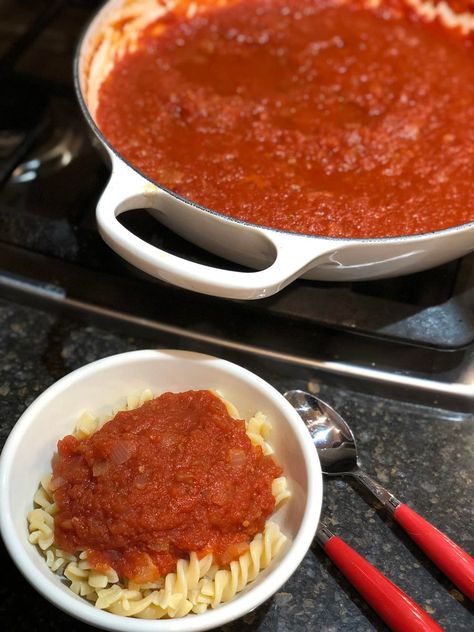 Martha Stewart's Basic Marinara Sauce - Lynn's Kitchen Adventures Marinara Recipes, Basic Pasta Sauce, Pasta Sauce Recipes Easy, Canada Recipes, Catering Recipes, Easy Pasta Sauce, Marinara Recipe, Marinara Sauce Recipe, Easy Tomato Sauce