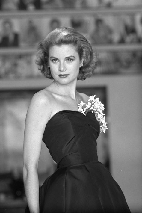 Grace Kelly wedding, life and style: From 1950s fashion icon to royal, here are the Princess’ most iconic moments | London Evening Standard | Evening Standard Grace Kelly Fashion, 1950s Movie Stars, Grace Kelly Wedding, Grace Kelly Style, Princess Grace Kelly, How To Be Graceful, Hollywood Icons, Princess Grace, Sophia Loren