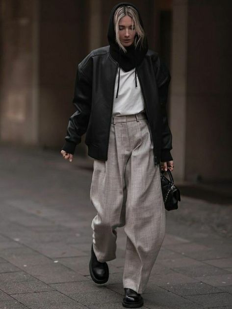 Winter Coat Street Style, Street Style 2022, Minimalism Clothes, Pfw Street Style, Trendy Outfit Inspo, Fall 23, Masculine Style, Beige Pants, Fashionista Style