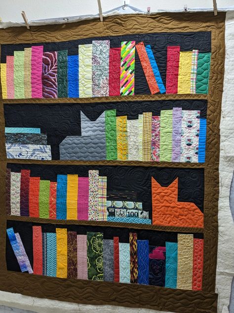 I was so excited my friend commissioned a book case quilt from me! Here's how I laid out the quilt and quilted the very first full quilt on my new 19x Elite! Book Quilt Pattern Free, Bookshelf Quilt Pattern Free, Book Quilt Block Free Pattern, Book Quilt Pattern, Bookcase Quilts, Cabin Door Decorations, Book Quilts, Bookshelf Quilt, Bookcase Quilt