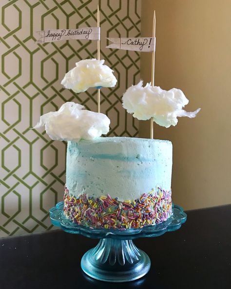 Simple way to add drama to a cake.  Looks like a blue sky day <3 Head In The Clouds Party, Sky Theme Cake, Sky Cake, Cloud Cakes, Mollie Mae, Cotton Candy Cookies, Flower Shaped Cookies, Cotton Candy Cakes, Sunshine Party