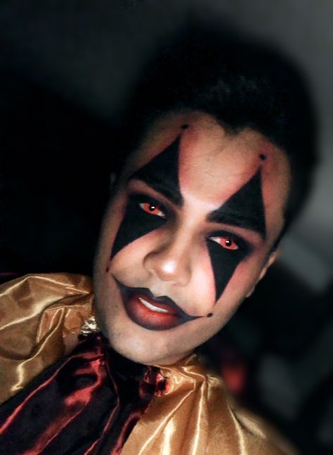 Arlequin makeup for guys Mens Jester Makeup, Male Jester Makeup, Jester Makeup For Men, Makeup For Guys, Harlequin Makeup, Jester Makeup, Pierrot Makeup, Creative Halloween Makeup, Dark Rings