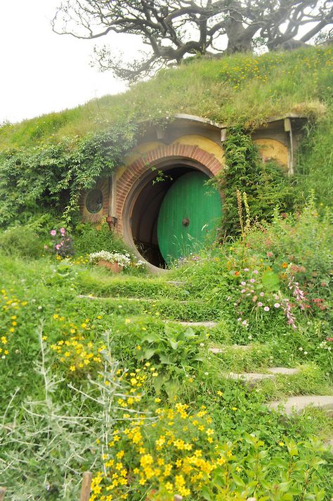 (4) Tumblr Casa Do Hobbit, Fairytale Houses, Hole In The Ground, Casa Hobbit, John Howe, Into The West, Hobbit Hole, Hobbit House, The Shire