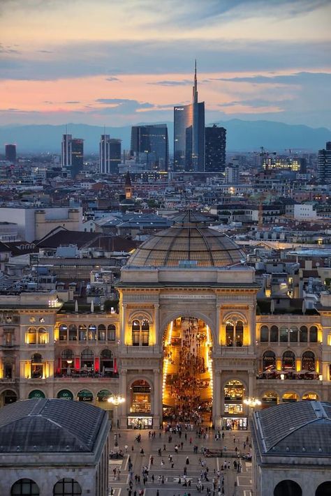 👋😎☕️ Milano Aesthetic, Italia Aesthetic, Milan City, Urban Landscape Design, 1 Hotel, Travel Wallpaper, Skyline View, City Aesthetic, Travel And Tourism